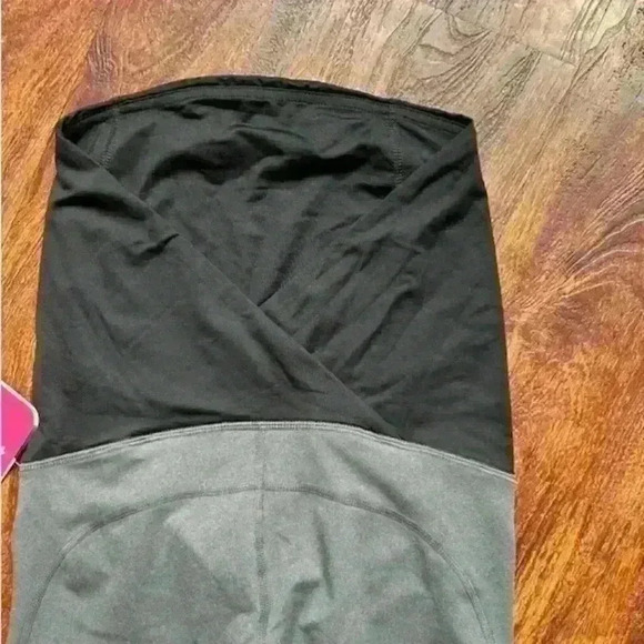 NWT Isabel Maternity Active Capri Pant + Crossover Panel Size XS - Picture 5 of 7